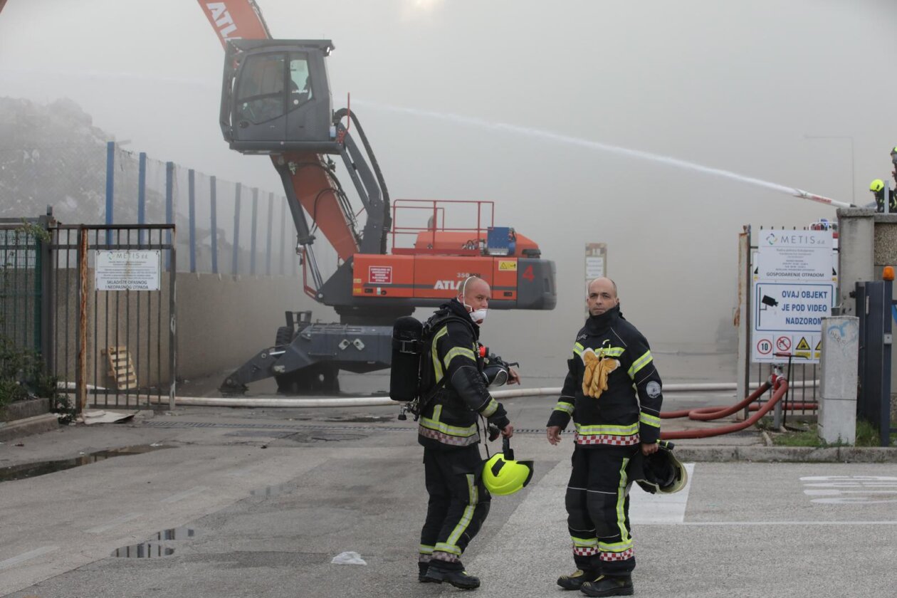 Rijeka: Izbio požar u skladištu Metisa na Kukuljanovu