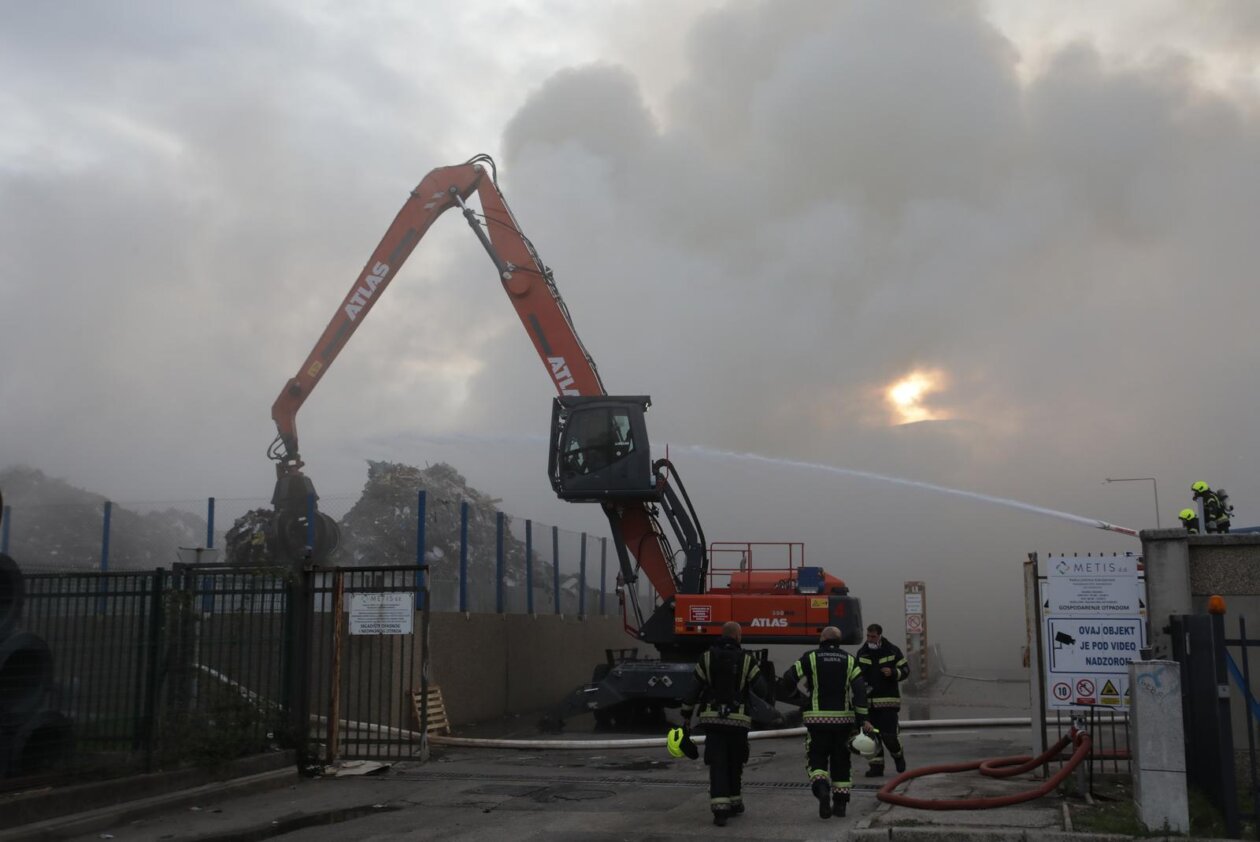 Rijeka: Izbio požar u skladištu Metisa na Kukuljanovu