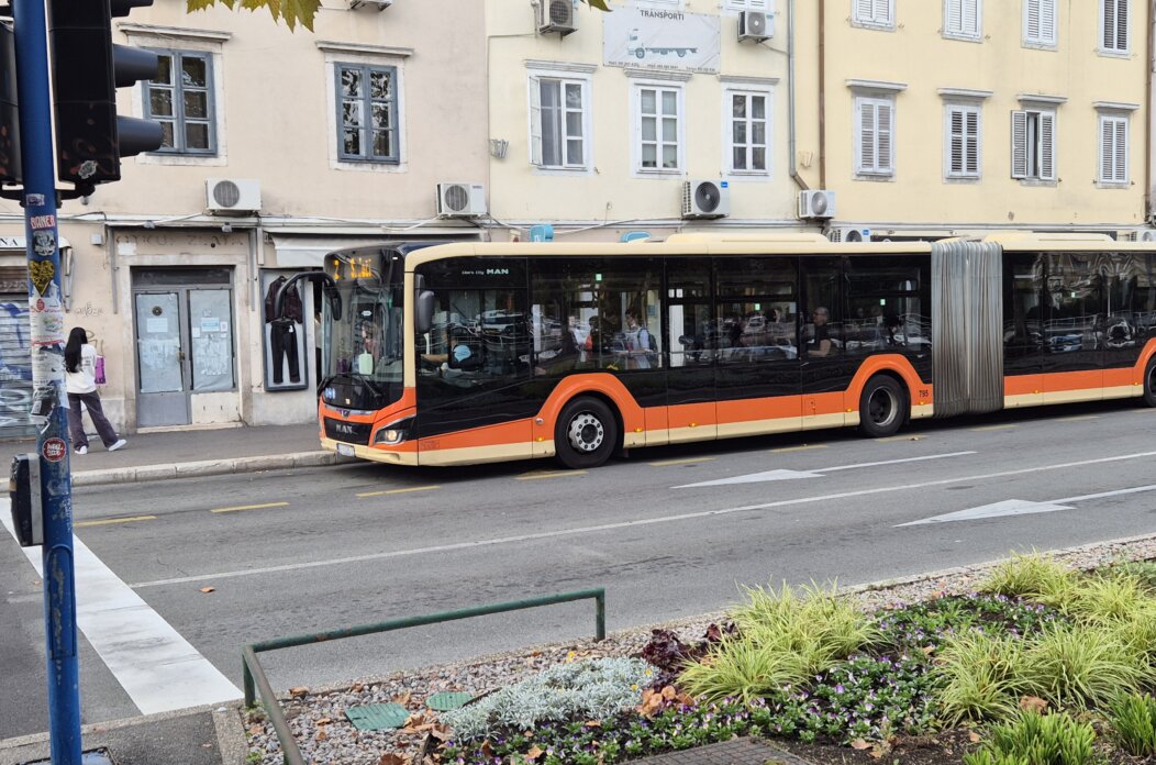 AUTOBUS AUTOTROLEJ ROBI RIPORTAL 111 AUTOBUS AUTOTROLEJ ROBI RIPORTAL 111
