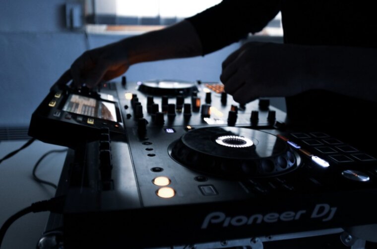 DJ-pexels-1200×800