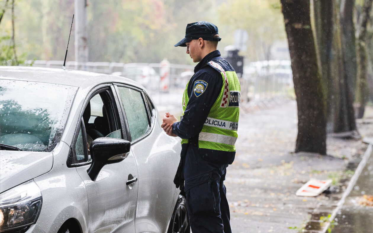 Ilustrativna policija promet-6316