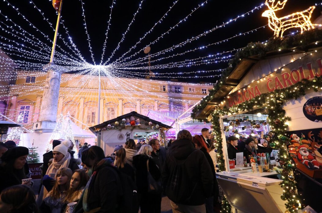 Rijeka: Paljenjem lampica započeo Advent u Rijeci