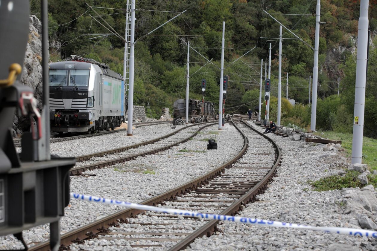 Teretnom vlaku kod Rijeke otkazale kočnice, iskočio s tračnica