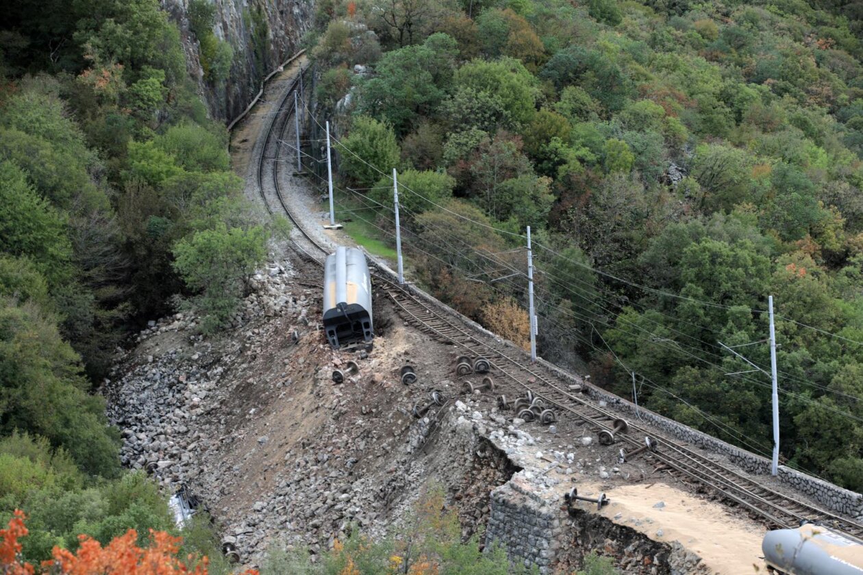 Teretnom vlaku kod Rijeke otkazale kočnice, iskočio s tračnica