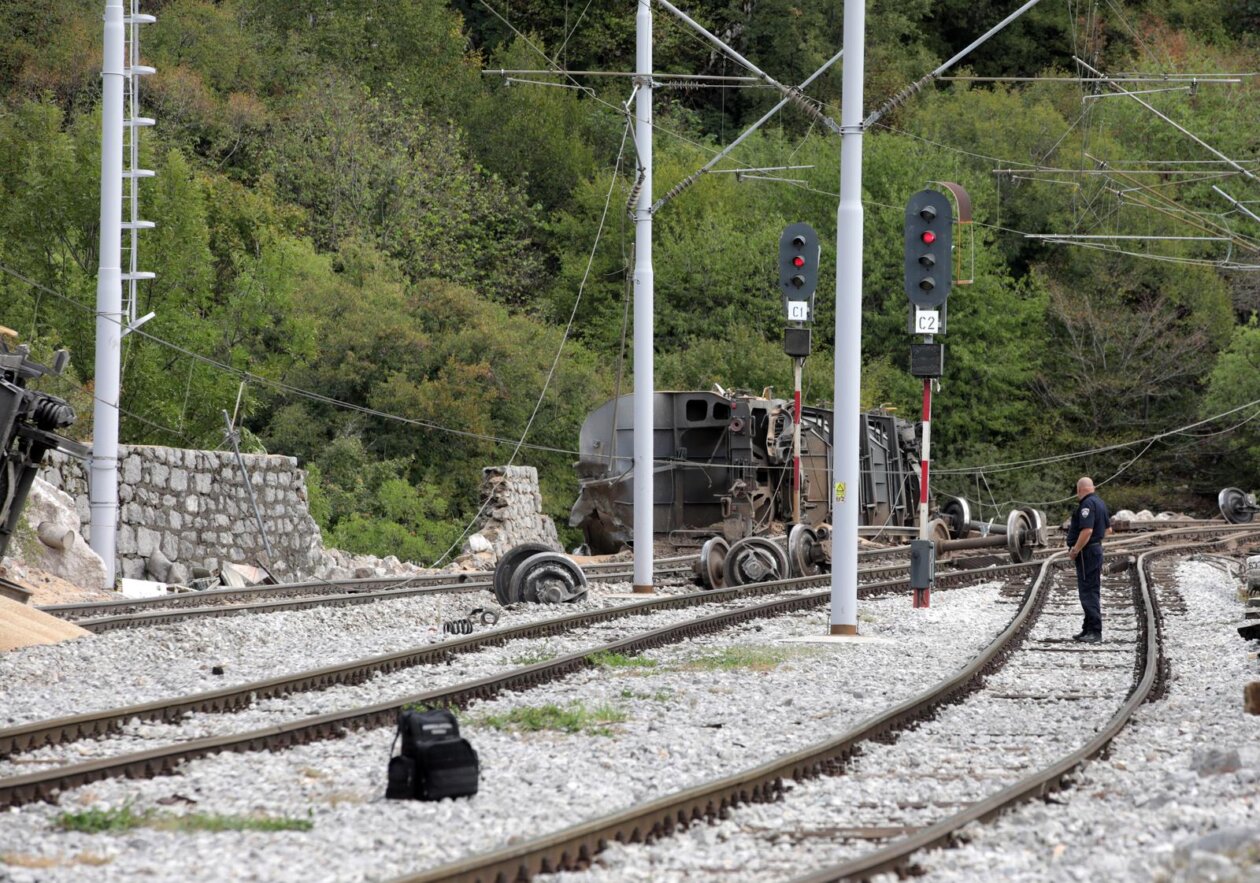 Teretnom vlaku kod Rijeke otkazale kočnice, iskočio s tračnica