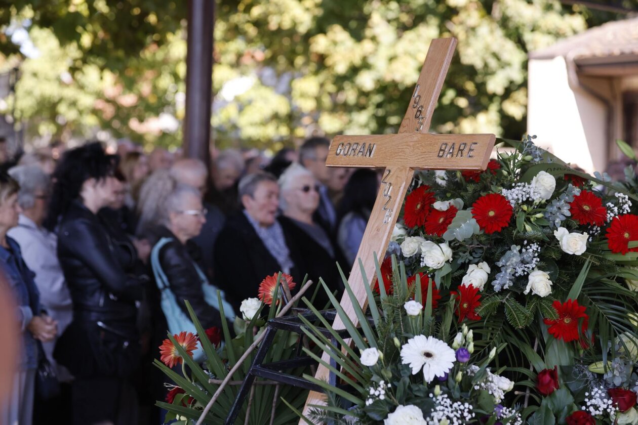 Posljednji ispraćaj Gorana Bareta na Gradskom groblju u Vinkovcima