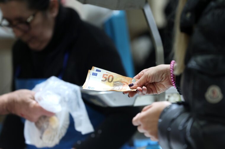 Nakon dva mjeseca prestao lovostaj za sitnu plavu ribu, Zagrepčani pohrlili u ribarnicu na Dolcu Nakon dva mjeseca prestao lovostaj za sitnu plavu ribu, Zagrepčani pohrlili u ribarnicu na Dolcu