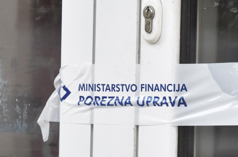 Šibenik: Oznake Ministarstva financija i porezne uprave na zapećećenom objektu Šibenik: Oznake Ministarstva financija i porezne uprave na zapećećenom objektu