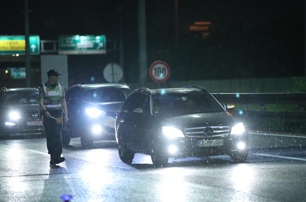 Zatvorena autocesta Zagreb – Karlovac u oba smjera, navijači se potukli s policijom Zatvorena autocesta Zagreb – Karlovac u oba smjera, navijači se potukli s policijom