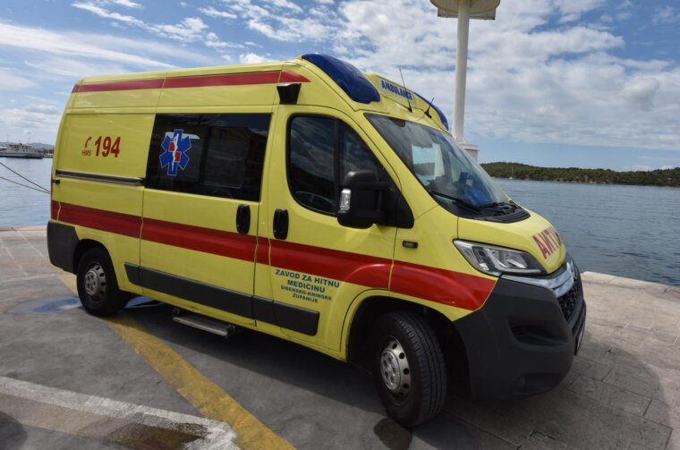 Šibenik: Vozilo hitne pomoći na rivi čeka pacijente s otoka