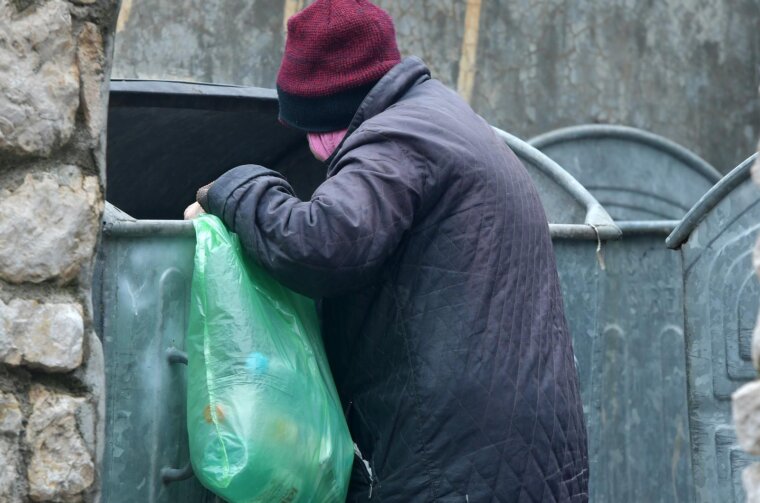 ibenik: Potraga za pet ambalaom po kontejnerima