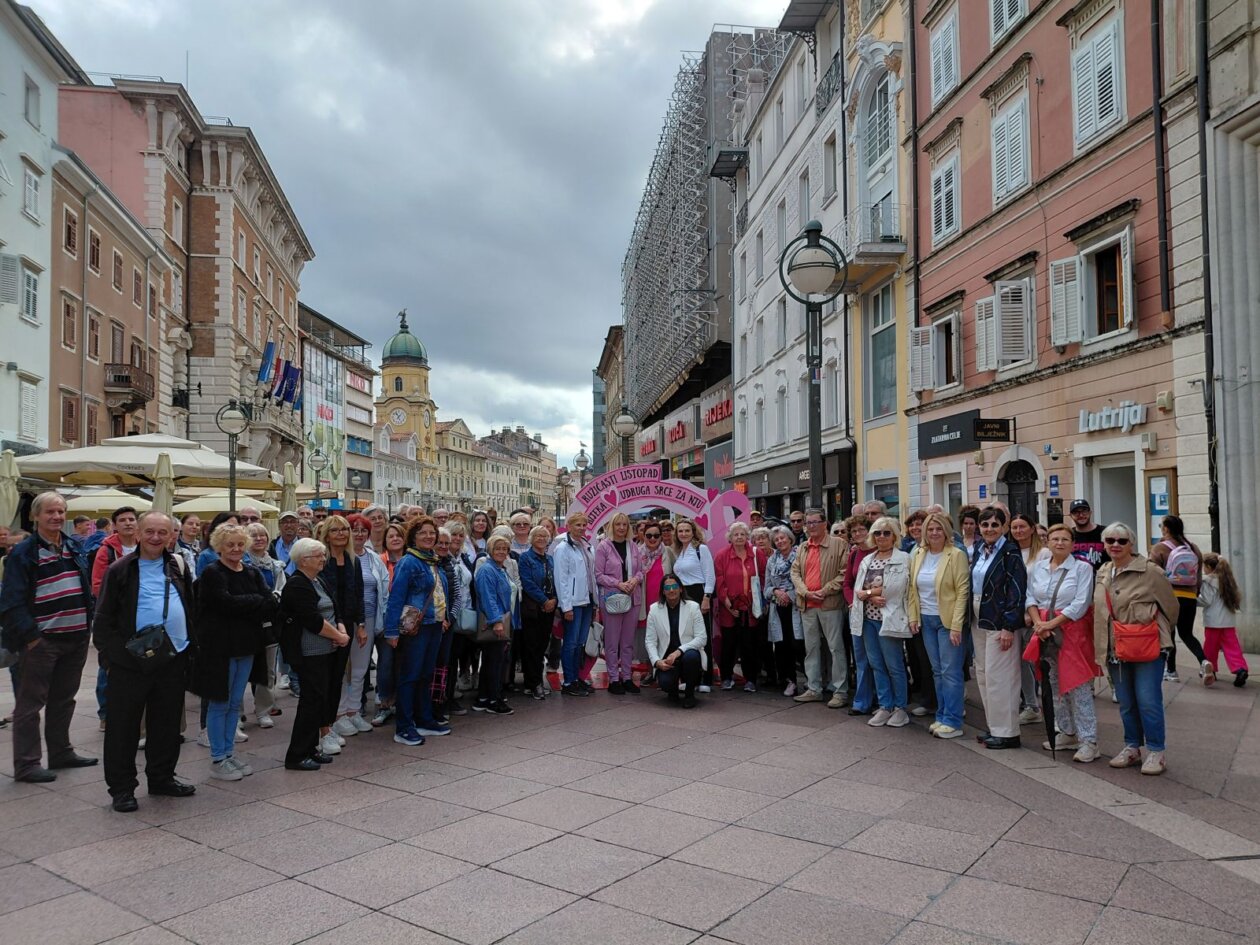 Ruzicasti-listopad-na-Korzu